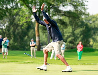 Sean Knapp makes the winning putt